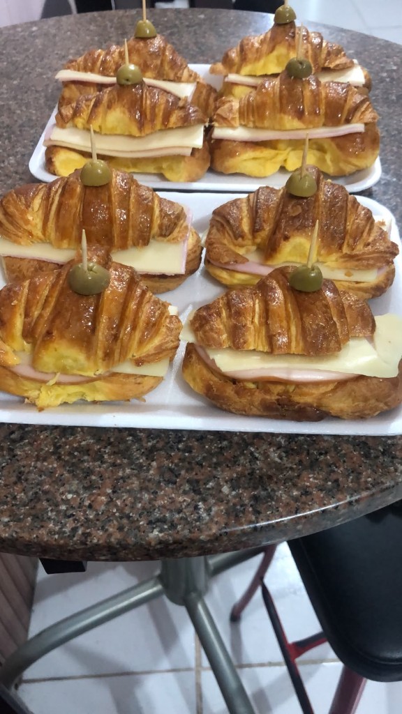 Croissants com presunto, queijo e azeitona