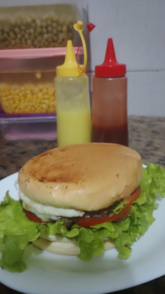 Hambúrguer com ovo, tomate e alface